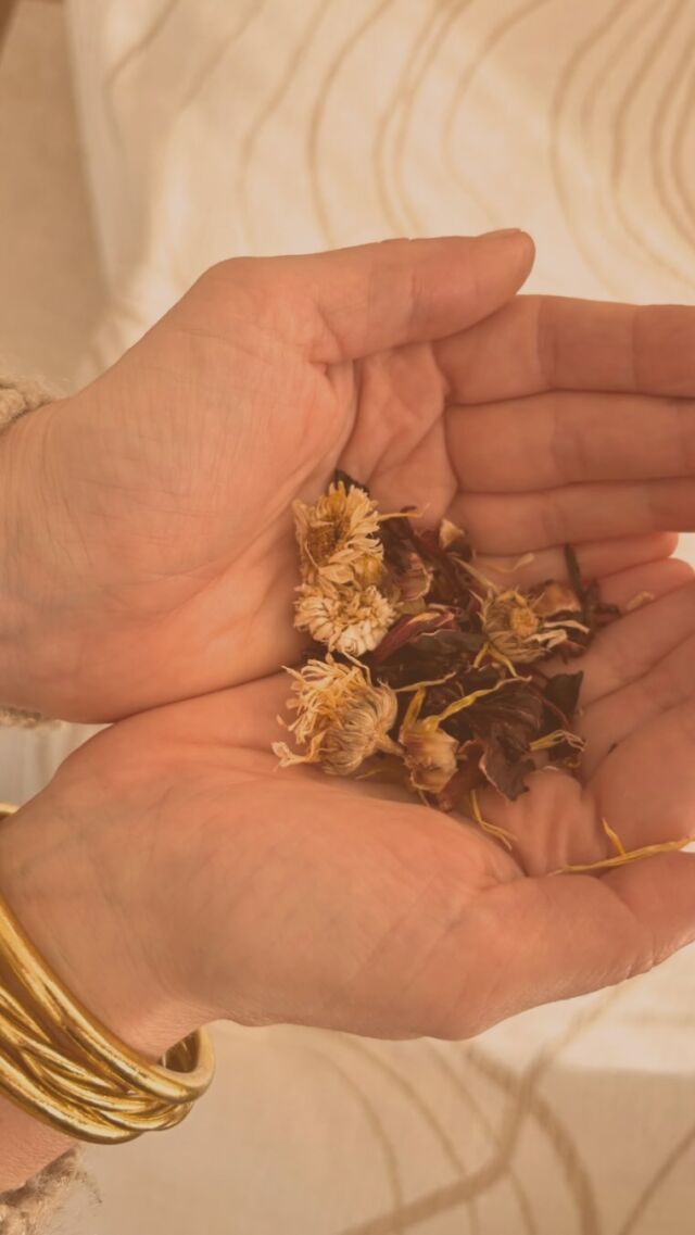 La tisane de fin de soin est un petit détail que j’adore vous offrir. Elle vous permet de prendre un instant pour intégrer le soin tout en vous hydratant. 
Les plantes infusées varient mais j’aime utiliser le framboisier (plante ‘magique’ de la femme), la camomille (calme le système nerveux central, recentre et équilibre) et une pointe de nepita… pour me quitter régénérée mais pas endormie.🫶

#facialistecorse #facialiste #soinsauxplantes #soinsauxplantesdumaquis #soinsbotaniques #soinsconscients #beauteengagee