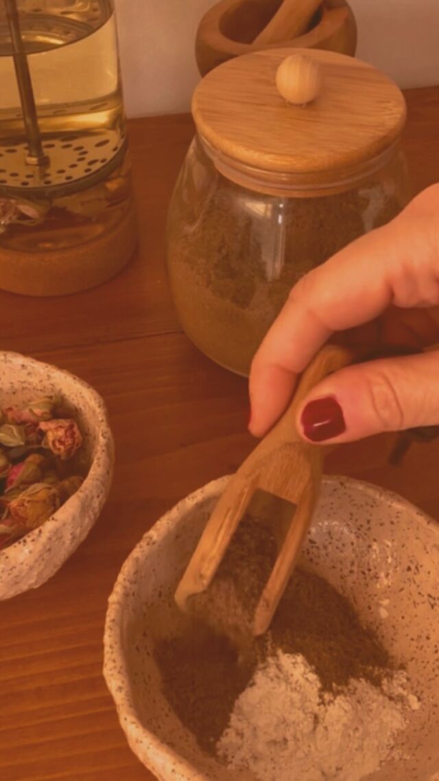 La magie des plantes du maquis dans les soins botaniques et dans les rituels féminins.✨

Un masque réconfortant est appliqué en fin de soin. Il s’agit d’un mélange d’argile, d’une infusion tiédie de plantes et de poudres de plantes choisies selon les éventuels troubles de la peau et/ou émotions du moment. Riches en huiles essentielles naturellement présentes dans les plantes infusées, en mucilages et composants reminéralisants, le cataplasme personnalisé accompagne votre peau vers la douceur et le confort. 💭

#soinsauxplantes #soinsconscients #soinsholistiques #beautenaturelle #facialiste #facialistecorse #beauteengagee
