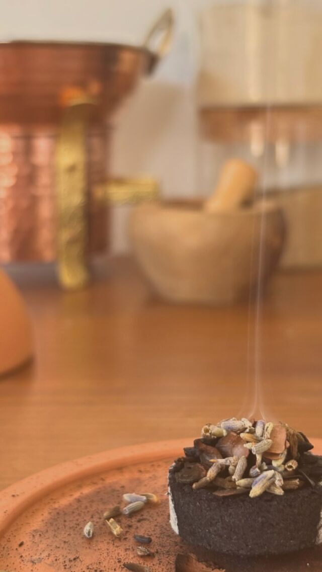 La fumigation✨C’est bien plus qu’un simple rituel. C’est une tradition ancestrale utilisée en herboristerie pour nettoyer les énergies négatives, recentrer l’esprit et créer un environnement de paix.

Je démarre toujours une journée de soins en ayant recours à la fumigation qui purifie mon/ton espace et élève mon/ton énergie. Ce petit rituel me prend quelques minutes et j’y tiens. Je choisis des plantes issues de sources éthiques (mélange du maquis ou sauge, cacao, palo santo, oliban), j’aère un max et j’y mets toute mon intention.🫶

#soinsauxplantes #soinsnaturels #soinsholistiques #beautenaturelle #facialistecorse #facialiste #soinsconscients #beauteengagee #soinsengagés #counsciousbeauty