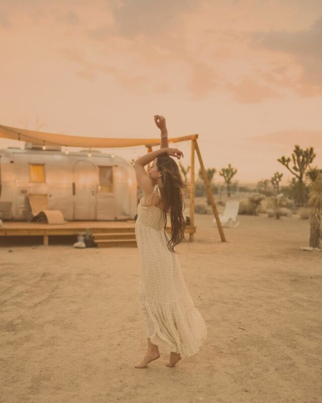 Accompagnement de la mariée.✨

Les préparatifs des mariages et autres unions, c’est de saison et je suis heureuse que les rituels féminins et le massage facialiste fassent partie intégrante de vos préparatifs. 

Pour un véritable effet lift sur le long terme et pour rayonner naturellement le jour J, je vous propose:
✨ Le Rituel Sacré à J-1 mois 1/2.
Un moment posé dans vos préparatifs, entre vous et moi, qui me permettra de faire le point sur l’état de santé de votre peau et de ses éventuels désordres liés à vos énergies et émotions du moment, à votre cycle et celui à (pré)venir au plus proche du jour J. Un premier massage facial et les plantes adaptées accompagnent ce soin ciblant le réveil et la stimulation des toxines afin qu’elles s’évacuent…
✨ Une cure facialiste de trois séances rapprochées à J-30, J-15 et J-2 jours.

Nous le savons, les énergies féminines et masculines (yin et yang) s’expriment dans tout l’univers et en chaque être humain.
Pour pouvoir exister, chaque force a besoin de l’autre, de son complémentaire…
C’est dans cet esprit d’équilibre que le Kobido, ce massage ancestral japonais, m’a été enseigné il y a plusieurs années. 
Massage fait de techniques et manœuvres très précises et complexes alliant des mouvements doux (yin) et plus toniques (yang), ce soin est un véritable « lifting naturel » traitant, entre autre, les rides et ridules. Ses manoeuvres drainantes sont un réveil pour la peau apportant un éclat immédiat aux visages « froissés » et parfois marqués, aux énergies stagnantes. Ce massage permet également de stimuler muscles et tissus en redessinant l’oval du visage et en ouvrant le regard. Il guidera votre cure facialiste.

Cet accompagnement se veut réaliste afin de maintenir tous ses bénéfices en faisant rayonner votre beauté naturelle, celle qui fait craquer votre bien-aimé.e.

#soinsauxplantes #soinsnaturels #beautenaturelle #mariage #mariagecorse #facialiste #beauteengagee