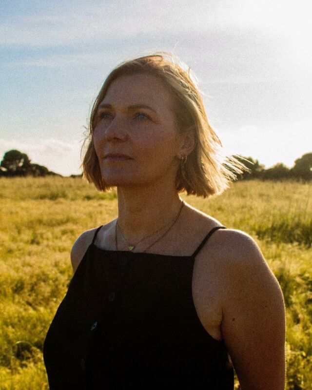 Bienvenue dans mon petit monde✨
Je m’appelle Aurélie. Mon parcours dans le soin a commencé il y a un peu moins de 10 ans. Alors que je rêvais, à 18 ans, de faire une école d’esthétique, je me lance dans l’assistanat de direction. Connaissances solides et langues étrangères en poche, j’intègre de grandes entreprises dans lesquelles j’exerce plus de 10 ans au Luxembourg.

Ma vie professionnelle prend un tournant en 2016:plus qu’une envie,un besoin de liberté. J’intègre l’école d’esthétique rêvée de mes 18 ans. Diplôme en poche, je comprends très vite que le soin me plaît mais à ma manière.Je m’instruis alors seule durant des soirées entières, étudie les huiles végétales, les plantes et leurs vertus. Je me forme alors en onco-esthetique et interviens avec mes soins naturels en oncologie pédiatrique. En parallèle, je démarre des études de facialiste à Paris où j’intègre une nouvelle perception de la beauté naturelle: le massage facial. Je viendrai compléter les techniques de Kobido, GuaSha, Stretching avec l’intra-oral de Yakov Gershkovic ou encore le Shinzu, les pierres de soins et la réflexologie faciale Dien Chan. La technique au bout des doigts, je démarre des études de naturopathe pour solidifier mes bases en aroma et phytothérapie. Je me passionne pour les plantes de la femme à utiliser en première intention. Je crée mon premier jardin de beauté afin d’utiliser les plantes cultivées directement dans mes soins et je collabore avec les artisans corses pour les huiles végétales, essentielles et leur travail des plantes du maquis. 
En 2022, nous quittons notre plat pays pour les courbes du maquis. Tout est à refaire mais j’ai un rêve: celui d’exercer mes soins au cœur du maquis dans un cocon où on aime venir se réfugier pour prendre soin de soi de manière naturelle. J’ai un peu de bouteille donc je trace,j’avance et je vous reçois désormais juste là où je l’avais visualisé. Le maquis est maintenant mon jardin de beauté sauvage qui me permet de m’évader et donc de créer.Créer ma vie professionnelle tournée vers le soin en étant alignée, connectée et vivante, toujours bercée par la beauté qui reste mon premier amour, mon ancrage, le début de tout.🫶
📷 @orlandophto