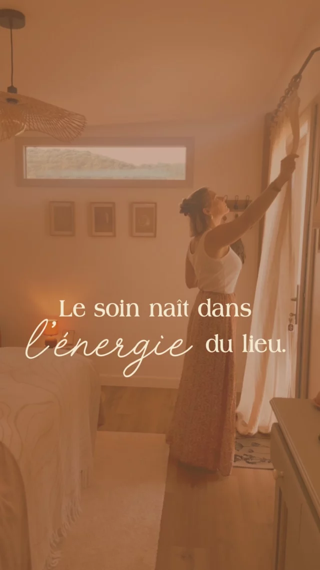 Un lieu pensé comme un cocon. Créé pour ralentir, respirer, renaître. Cet espace, je l’ai imaginé comme une extension du maquis qui l’entoure. Un lieu vivant, enraciné, à l’image des femmes que j’accompagne.

Chaque détail ~ la lumière naturelle, les matières brutes, les plantes locales ~ a été choisi pour créer un espace où l’on se sent accueillie, respectée, écoutée.
Ici, on vient se déposer, se reconnecter à soi, à son corps, à sa beauté profonde.

Parce qu’un soin commence bien avant le premier toucher: il naît dans l’énergie du lieu.✨
Bienvenue dans mon écrin de nature & de douceur.☁️

#soinsconscients 
#soinsauxplantes 
#soinsholistiques 
#soinsengages 
#beauteengagee
#facialiste 
#facialistecorse 
#slowcosmetique 
#facemassage