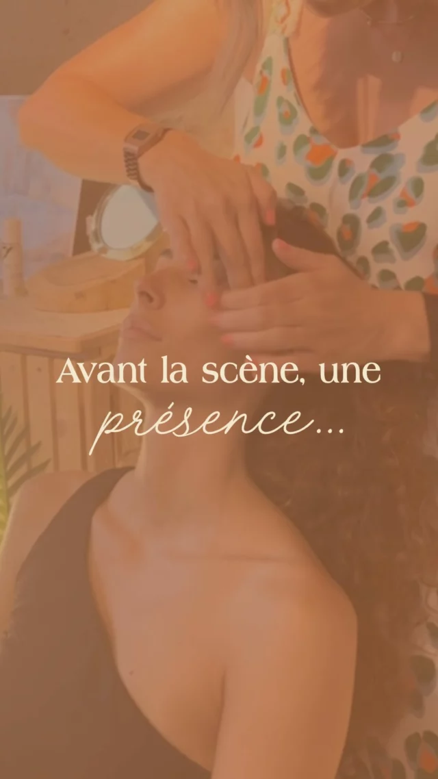 Avant que le monde ne les regarde, il y a ces petits moments, ce silence et mes mains qui dansent sur leur visage. Des gestes justes et la lumière s’invite sous mes doigts.

Avant le tumulte, un rituel. Avant la scène, une présence: la beauté commence ici.

Merci @evacolas pour ta confiance, pour toi et les filles.
Merci @instadinina de m’accompagner depuis toujours dans cette voie de la beauté engagée et de la faire rayonner.

• Festival Creazione @creazionebastia 
#facialistecorse 
#facialiste 
#soinsconscients 
#soinsauxplantes 
#beauteengagee 
#soinsholistiques 
#facemassage 
#rituelsfeminins