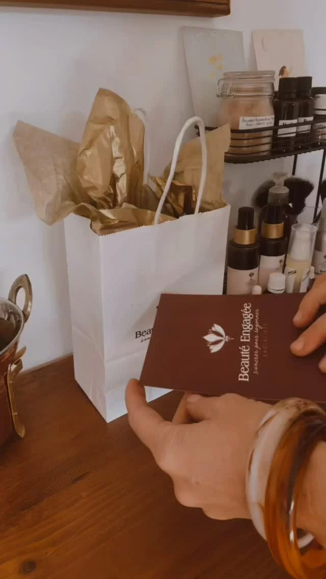 Et puis en quelques heures, on parle de «dernière ligne droite»… J’adore cette période lumineuse mais j’aime tout autant en adoucir l’affluence en préparant vos cartes et paquets cadeaux. J’y mets la même intention que dans le soin.

Une carte cadeau Beauté Engagée, c’est offrir un temps de respiration, un visage qui se détend, un soin qui réveille le vivant.

À offrir à celles qui ont besoin de douceur (qui n’en a pas besoin?!) ou à soi, simplement. Les cartes cadeaux sont à récupérer à l’espace de soins ou directement dans votre boite mails.

Je suis disponible pour vous conseiller et prendre soin de vous jusqu’au 20/12. Beauté Engagée sera en pause du 21 au 28/12.🫶

Des bisous,
Aurélie.✨