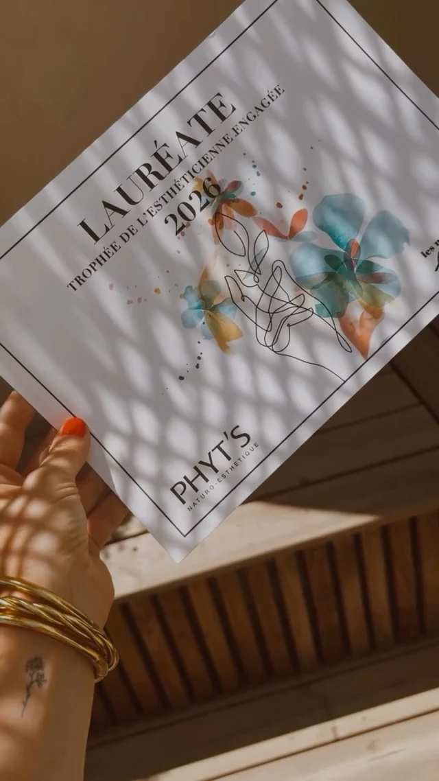 Pour une fois, l’ombre a droit à son rayon de soleil.🌞 

J’aurais pu ne pas tenter. Rester dans ma zone de confort, là où c’est douillet et connu. Mais j’ai dit oui au concours organisé par @phyts_france et @lesnouvellesesthetiquesspafr . Oui au défi qu’on se lance début d’année, motivée comme jaja.

Ce que j’ai aimé dans ce concours, c’est qu’il souligne ce que l’on voit rarement: le travail en coulisse, les engagements silencieux, les valeurs défendues chaque jour qui font l’authenticité de Beauté Engagée.

Merci pour cette belle reconnaissance. Pas celle qui brille de loin. Celle qui touche vraiment sans faire de bruit.🫶